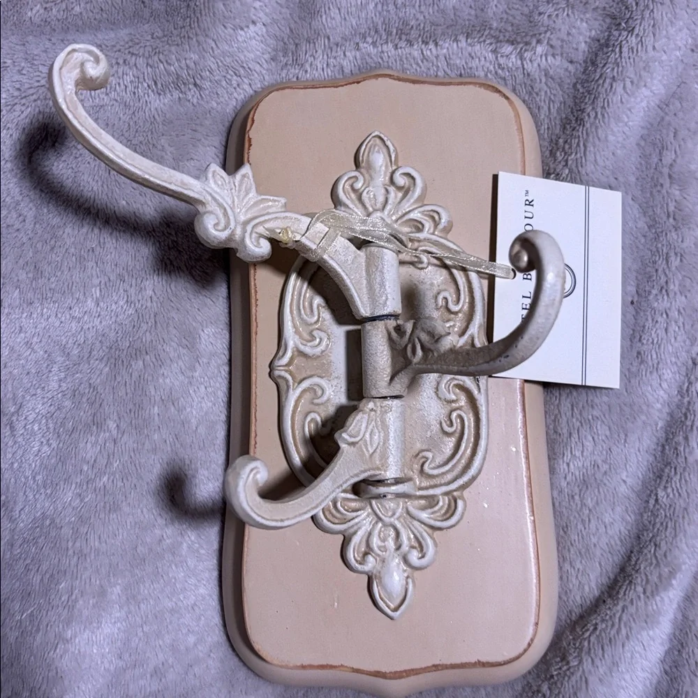 Shabby Chic Wall Hooks with Ornate Design… 2 Plaques 8x5 Inches Each…NWT